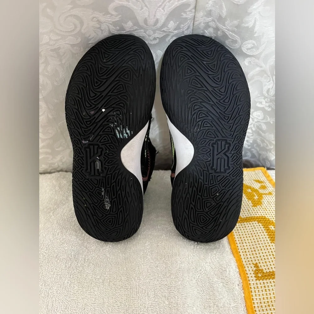 (46) Nike Kids Black and Blue Athletic Shoes 13C